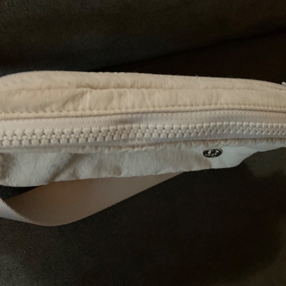Lululemon Everywhere Bag Crossbody Off White Cream - Picture 8 of 15